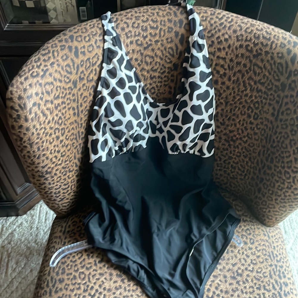 NWT black and white swim suit size 20w- Merona brand